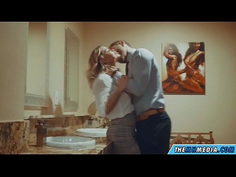 ❤️ Wakati blonde mwenye busty anakutongoza kwenye choo cha umma Pono ya kujitengenezea nyumbani ☑
